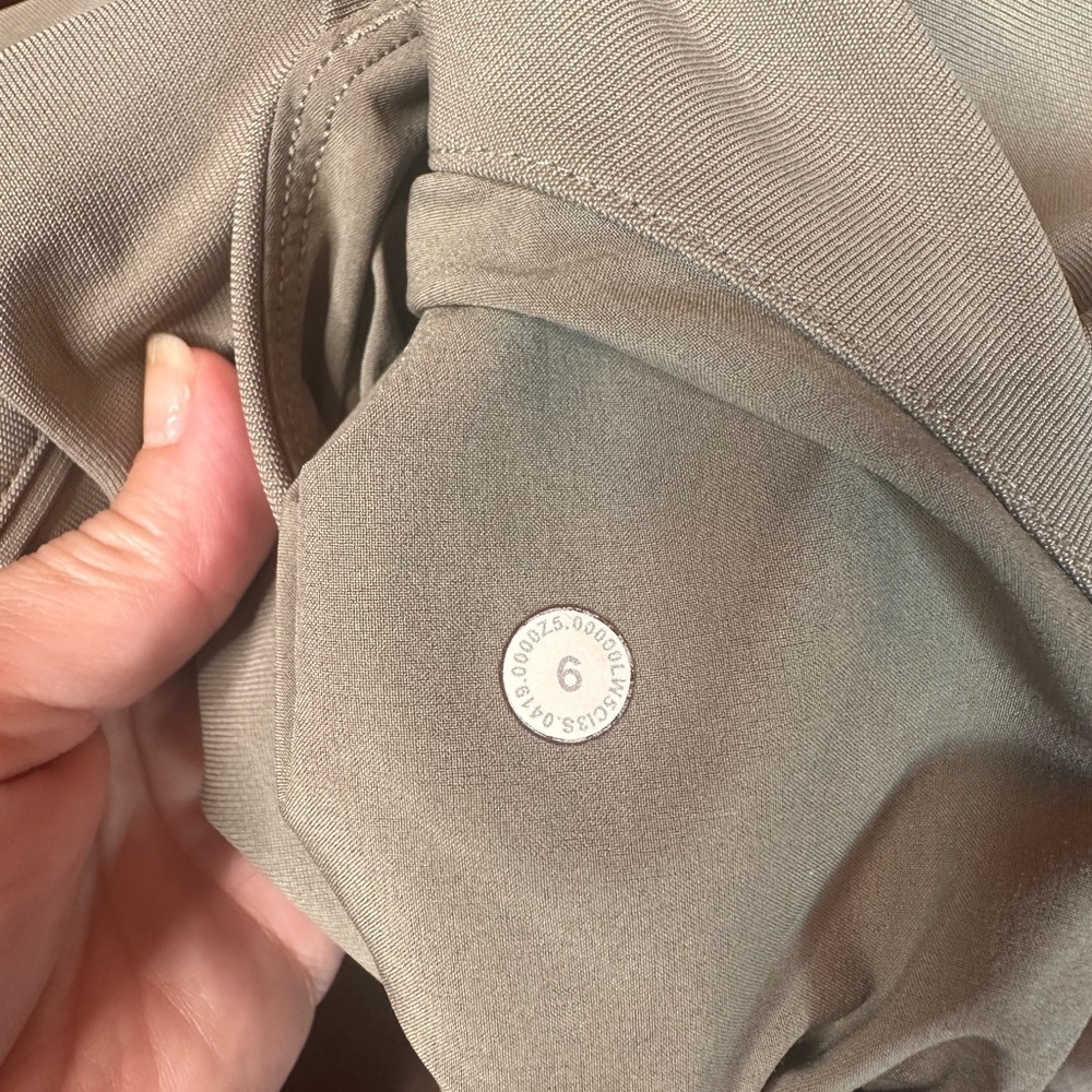 Lululemon Athletica Gray Ankle Cropped Pants - Picture 4 of 4